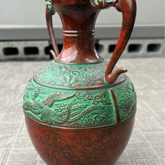 エンボス加工の鶴デザイン花瓶　中古品の画像