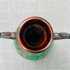 エンボス加工の鶴デザイン花瓶　中古品の画像