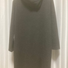 フード付きダークグレーロングコートの画像