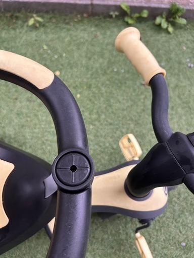 GLOBBER      
グロッバー エクスプローラー トライク 4in1ベビーカー カスタードクリーム ハンドル付き 子供三輪車 キックバイク 10カ月から5歳