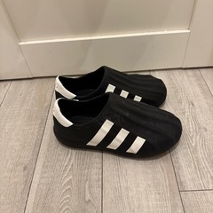スリッポン　アディダス　クロックス　の画像