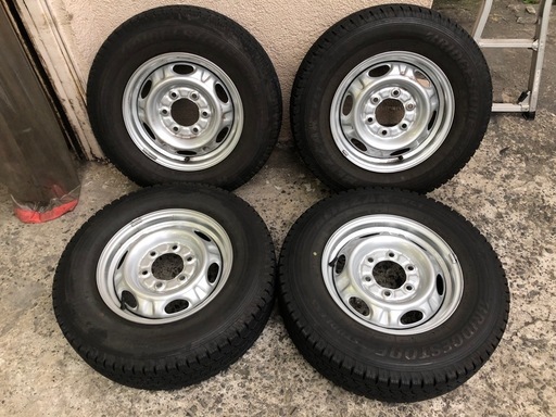 キャラバン　スタッドレスタイヤ　ブリヂストン