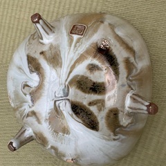 ⑧沖縄やちむん？　焼物　お皿　三つ脚付き　陶器　陶芸品🏺の画像