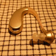 1800円　らくらく集音器　ヒアリング 集音器 高齢者 軽量6g 充電式 耳穴式 左右両用 簡単操作 2モード 音量調節の画像