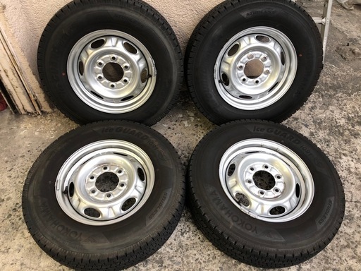 キャラバン　スタッドレスタイヤ　ヨコハマ