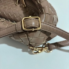 編み込みデザイン　ロージュベージュ　ショルダーバッグの画像