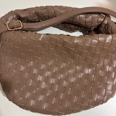 編み込みデザイン　ロージュベージュ　ショルダーバッグの画像