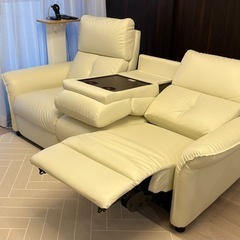ニトリ 電動リクライニングソファ 3人掛け テーブル付き ホワイト（横浜市西区）の画像