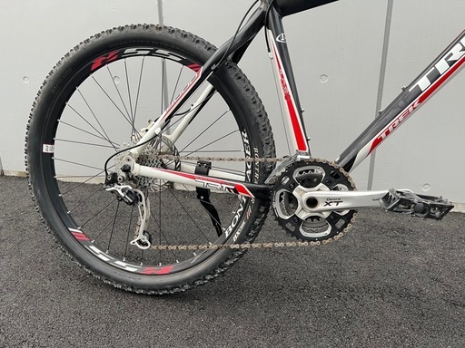 自転車マウンテンバイク
MTBトレック TREK 8シリーズ ロードバイク 26インチ ホワイト × ブラック 譲渡証明書付き