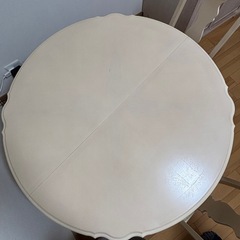 木製の伸長式ダイニングテーブルと椅子の画像