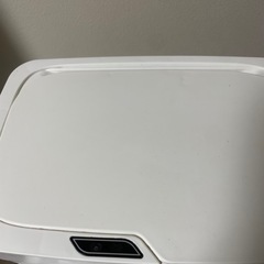 自動開閉ゴミ箱　ゴールド×白の画像