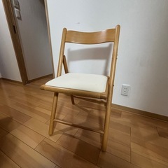 木製の伸長式ダイニングテーブルと椅子の画像