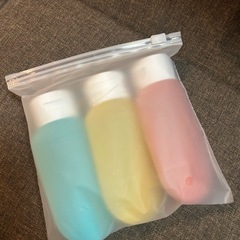 シャンプーブラシ　➕　トラベル用化粧品セットの画像