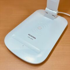 置くだけでスマホ充電 LEDデスクライト（アイリスオーヤマ LDL-QFD-W）2021年製の画像