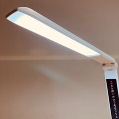 置くだけでスマホ充電 LEDデスクライト（アイリスオーヤマ LDL-QFD-W）2021年製の画像