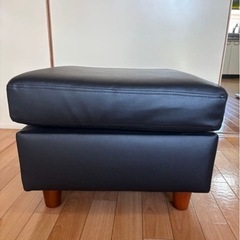 黒い合成皮革オットマン　ソファ　足置きソファの画像