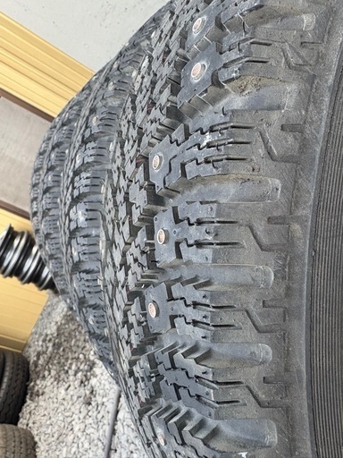 道内送料無料❗️スパイクタイヤ❗️205/65/15冬ノキアンイボ付き スパイク❗️205/65/15冬ノキアン