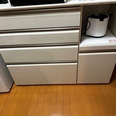 ホワイト木彫キッチンカウンターの画像