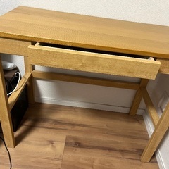 机(多分ニトリ)の画像