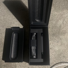 プルームオーラ充電器とあきばこ空き箱の画像
