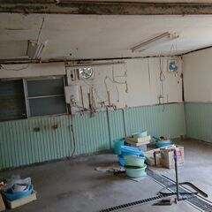 鉄骨2階建て倉庫　切り妻瓦葺屋根　５．８ｍ＊１４．５ｍ　セルフ解体で再利用可能な方　基礎以外をお持ち帰りください。 の画像
