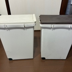 🪣【無料】ふた付きゴミ箱2個セット（キッチン分別用・キャスター付き）の画像