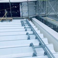建設現場での建築金物取り付け。の画像
