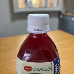 野菜ジュースとカップ麺の画像