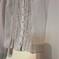 ブラウス フリル パールボタン グレーの画像