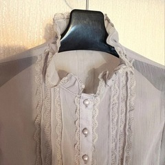 ブラウス フリル パールボタン グレーの画像