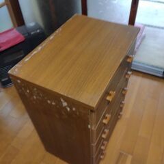 腰高位の小さな木製タンスあげますの画像