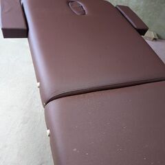 施術用ベッド、傷んでいますがしっかりしてます。の画像