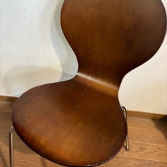 ウォルナット　ラウンドテーブルとチェア2脚のセットの画像