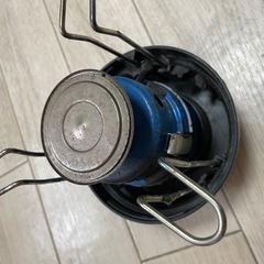 キャンプ用小さな椅子（2種）と、ガスコンロの画像