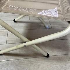 キャンプ用小さな椅子（2種）と、ガスコンロの画像