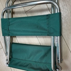 キャンプ用小さな椅子（2種）と、ガスコンロの画像