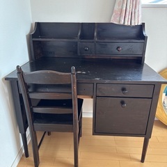 木製机と椅子の画像