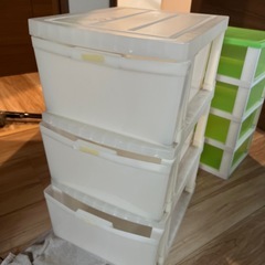クローゼット用収納と3段&4段のケースの画像