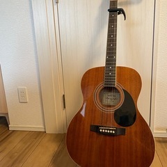 クラシックギターと、ギタースタンドとちゆチューニングの画像