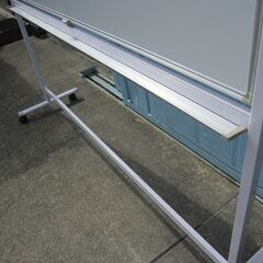 脚付両面ホワイトボード　W1800　脚上部のキャップ１個なしの画像