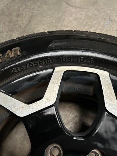 夏用タイヤ　215/65R16 ハイエースで使用