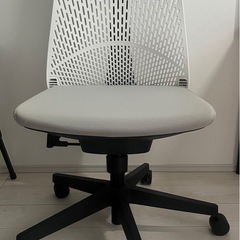 【イトーキのチェア】サリダ YL6 ホワイト オフィスチェアの画像