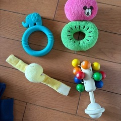 赤ちゃん用服やおもちゃおもちゃの画像