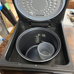 【極美品】ニトリスクエア炊飯器 4合 & バルミューダ 電気ケトル　マットブラック家電セットの画像