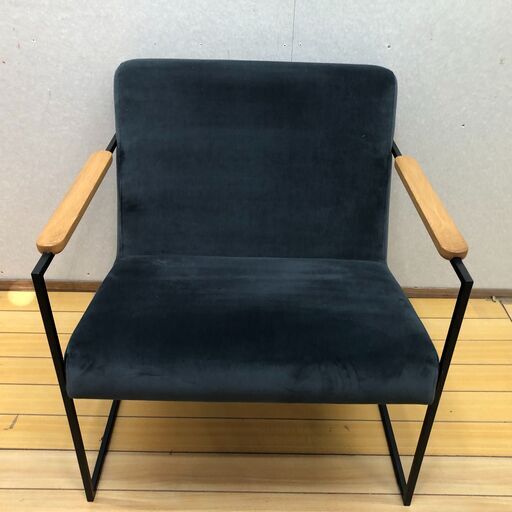 木肘チェア 1人掛け ソファ 北欧風 インダストリアル モダン インテリア スチール脚 ベロア調 ブラック ナチュラル 肘付き パーソナルチェア カフェ風　【糸島市内 送料無料】88269-1-005
