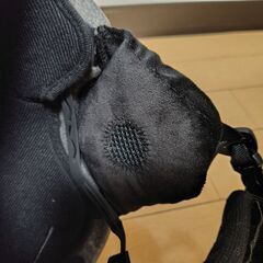 スキー＆スノボ用ヘルメットとゴーグル（サイズM、黒色）の画像