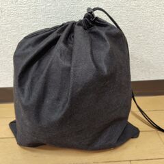 スキー＆スノボ用ヘルメットとゴーグル（サイズM、黒色）の画像