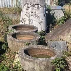石うす、銅像、コンテナ、トイレなどの画像