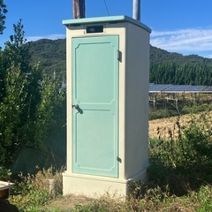 石うす、銅像、コンテナ、トイレなどの画像