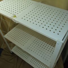 【紋別市発】引取り限定　折りたたみラック　キャスター付き 3段 高さ90cm×幅71cm　移動便利　折畳収納　組み立て不要 ゲーム機 調理器具 本収納 多用途(3段, ホワイト)中古品の画像